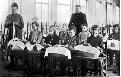 9 years old kids making laces in Belgium in 1920's